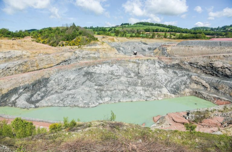 Monts du Lyonnais : une ancienne carrière d’argile deviendra un lac